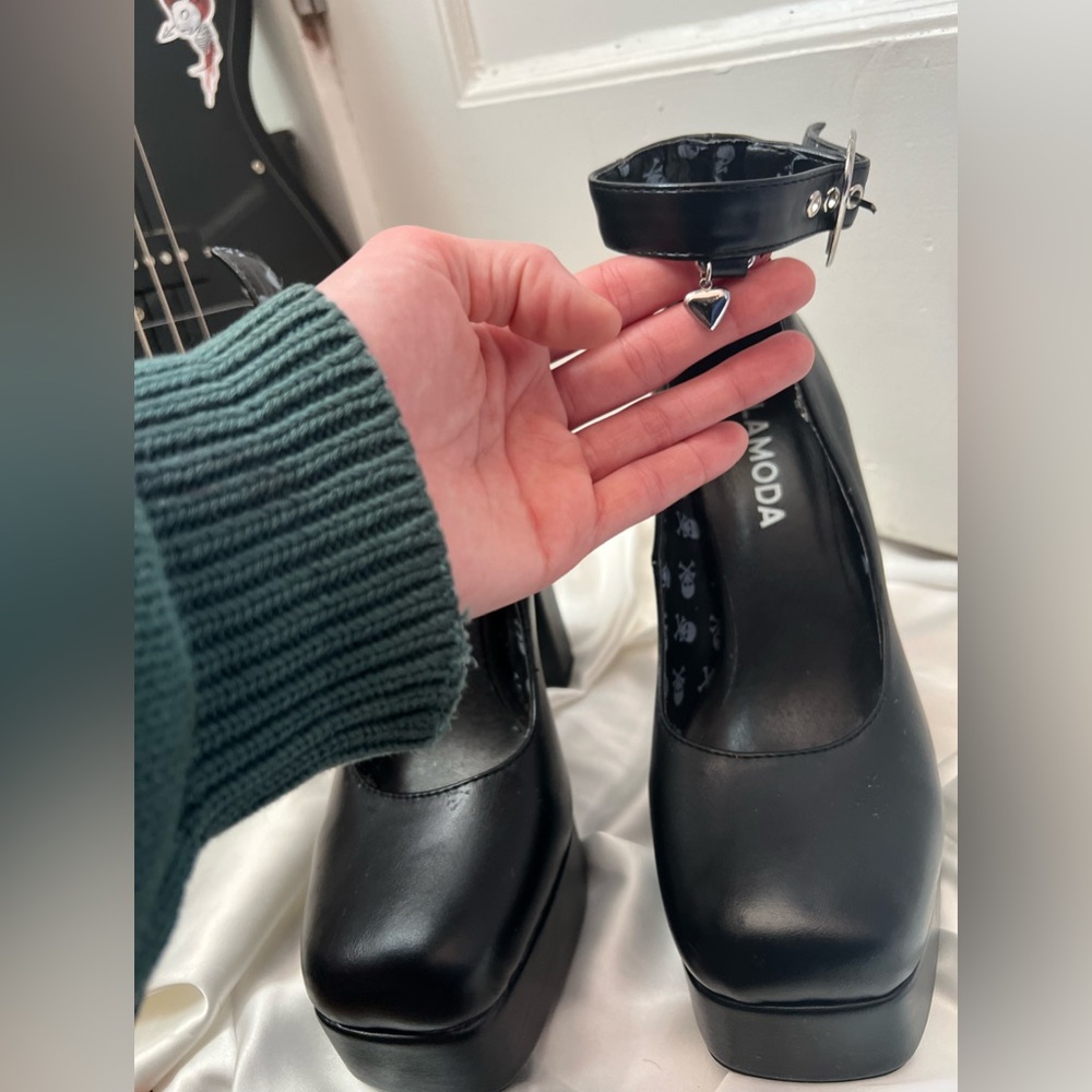 Lamoda Afterglow Platform Heels (Size 7)